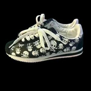 Cute no name skull shoe fit like a  6-6.5